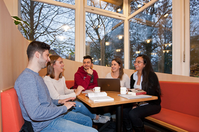 Studierende unterhalten sich in der Cafe Lounge. Foto: Stephan Schute