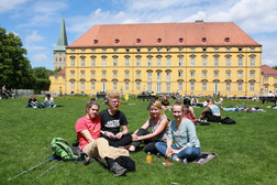Studierende im Schlossgarten Osnabrück. Foto: Reimar Ott