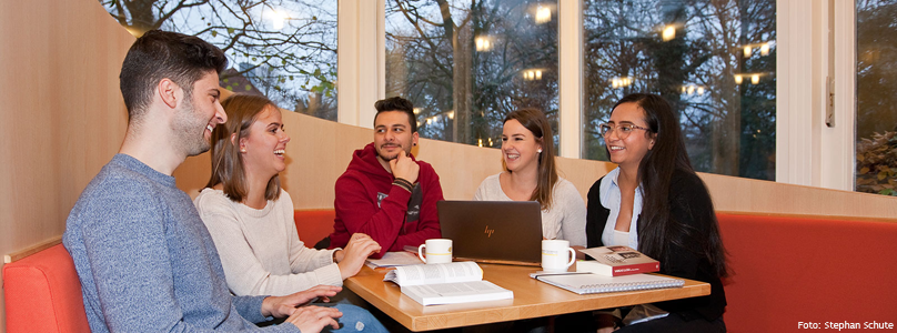 Studierende unterhalten sich in der Cafe Lounge der Mensa.